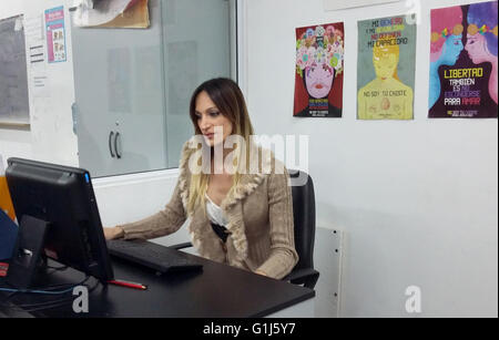 Buenos Aires, Argentinien. 2. Mai 2016. Maryanne Lettieri, Englisch-Lehrerin am Institut "Mokka Celis" fotografiert in Buenos Aires, Argentinien, 2. Mai 2016. "Mokka Celis" ist die erste Schule für Travestie, Transsexuelle und Transgender in der Welt. Foto: ANIKA REKER/Dpa/Alamy Live News Stockfoto