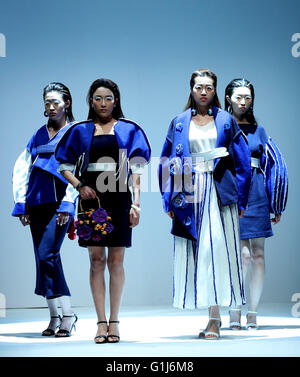 Peking, China. 15. Mai 2016. Modelle zeigen Kreationen entworfen von Absolventen Jianghan Universität während der China Graduate Fashion Week in Peking, Hauptstadt von China, 15. Mai 2016. © Chen Jianli/Xinhua/Alamy Live-Nachrichten Stockfoto