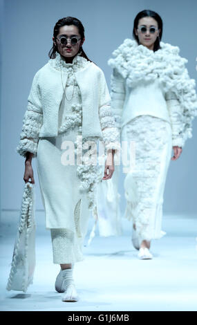 Peking, China. 15. Mai 2016. Modelle zeigen Kreationen entworfen von Absolventen Jianghan Universität während der China Graduate Fashion Week in Peking, Hauptstadt von China, 15. Mai 2016. © Chen Jianli/Xinhua/Alamy Live-Nachrichten Stockfoto