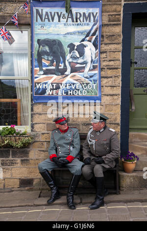 Weltkrieg, Zweiter Weltkrieg, "Zweiter Weltkrieg", "WW2"; cWartime wirbt für britisches Rekrutierungsplaster in Haworth, North Yorkshire, Großbritannien. Keighley & Worth war Time Weekend. Haworth Village wird lebendig, wenn die Kriegszeit der vierziger Jahre ins Worth Valley kommt. Tausende von Menschen drängen das Dorf, viele in den 40er Jahren Zivilisten und Kräfte kleiden sich, um britischess und den alliierten Sieg über die Achsenstaaten zu feiern. Am Wochenende der Haworth 40er Jahre finden sich Gruppen von Vierzigern, die sich der Nachbildung des Vereinigten Königreichs von 1940, 1941, 1942, 1943, 1944, 1945, Kriegsjahren widmen. Stockfoto