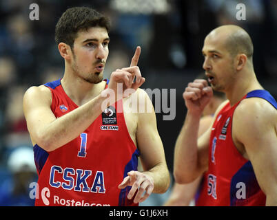 Nando De Colo (L) und Pavel Korobkow ZSKA Moskau Gesten während der Euroleague Final Four letzte Basketball-match zwischen Fenerbahce Istanbul und ZSKA Moskau im Mercedes-Benz-Arena in Berlin, Deutschland, 15. Mai 2016. Foto: Soeren Stache/dpa Stockfoto