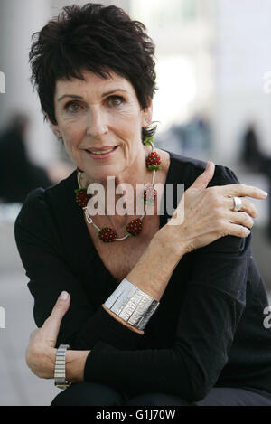 Datei - Datei Bild datiert 11. Oktober 2007 zeigt Fernsehen Gastgeberin und Autor Erika Berger auf der internationalen Buchmesse in Frankfurt am Main, Deutschland. Foto: FRANK MAY / Dpa Stockfoto