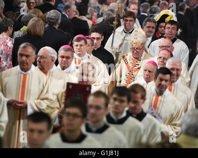 Mainz, Deutschland. 16. Mai 2016. Der Bischof von Mainz, Kardinal Karl Lehmann, Abschied (mit Hut) wird begleitet von amtierenden Priester während des Gottesdienstes zu seinem 80. Geburtstag in der Kathedrale in Mainz, Deutschland, 16. Mai 2016. Kardinal Lehmann ist nach 33 Jahren als Bischof von Mainz in den Ruhestand gehen. Foto: ARNE DEDERT/Dpa/Alamy Live-Nachrichten Stockfoto