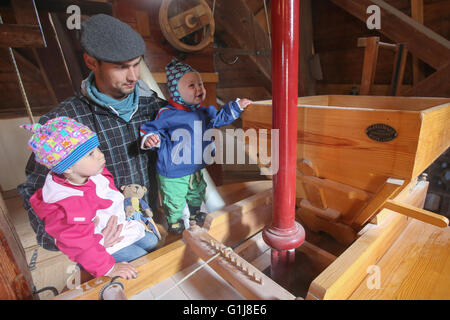 Hamburg, Deutschland. 16. Mai 2016. Jan-Christian und seinen Kindern Hannah (2 L) und Jannek (1, R) beobachten das Fräsen in der Riepenburger Mühle im Stadtteil Kirchwerder in Hamburg, Deutschland, 16. Mai 2016. Die so genannte "Kittel Mühle" gilt als die größte und älteste Mühle in Hamburg und gehört zu den Wind und Wassermühlen zu öffnen, für die Öffentlichkeit am 16. März 2016, Tag der deutschen Mühlen, in Schleswig-Holstein und Hamburg. Foto: BODO MARKS/Dpa/Alamy Live-Nachrichten Stockfoto