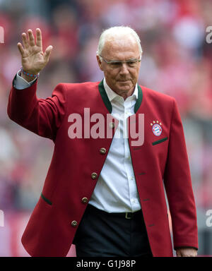 München, Deutschland. 14. Mai 2016. Franz Beckenbauer bei der Feier nach der deutschen Bundesliga-Fußballspiel zwischen FC Bayern München und Hannover 96 in Allianz Arena in München, 14. Mai 2016. Foto: THOMAS EISENHUTH/Dpa - NO WIRE SERVICE - © Dpa/Alamy Live-Nachrichten Stockfoto