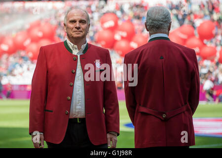 München, Deutschland. 14. Mai 2016. Franz Beckenbauer (r) und Uli Hoeness bei der Feier nach der deutschen Fußball-Bundesliga-Fußball match zwischen FC Bayern München und Hannover 96 in Allianz Arena in München, 14. Mai 2016. Foto: THOMAS EISENHUTH/Dpa - NO WIRE SERVICE - © Dpa/Alamy Live-Nachrichten Stockfoto