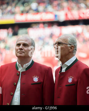 München, Deutschland. 14. Mai 2016. Franz Beckenbauer (r) und Uli Hoeness bei der Feier nach der deutschen Fußball-Bundesliga-Fußball match zwischen FC Bayern München und Hannover 96 in Allianz Arena in München, 14. Mai 2016. Foto: THOMAS EISENHUTH/Dpa - NO WIRE SERVICE - © Dpa/Alamy Live-Nachrichten Stockfoto