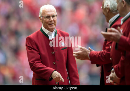 München, Deutschland. 14. Mai 2016. Franz Beckenbauer bei der Feier nach der deutschen Bundesliga-Fußballspiel zwischen FC Bayern München und Hannover 96 in Allianz Arena in München, 14. Mai 2016. Foto: THOMAS EISENHUTH/Dpa - NO WIRE SERVICE - © Dpa/Alamy Live-Nachrichten Stockfoto