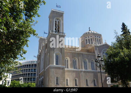 Athen, Griechenland. 16. Mai 2016. Nach mehr als 35 Jahren der Verzögerungen und Bürokratie wurde die restaurierte Athen Metropolitankathedrale der Öffentlichkeit vorgestellt. Die Gerüste und planen auf sein Äußeres, die seit Jahrzehnten fast ein bezeichnendes Merkmal der bedeutendsten Kirche der Hauptstadt geworden war, wurden schließlich entfernt. Die Kathedrale, befindet sich an der zentralen Ermou Street, erlitt sogar größere Schäden in ein großes Beben 1999 aber Reparaturen fing nicht bis mehr als ein Jahrzehnt später, im Jahr 2010. © Aristidis Vafeiadakis/ZUMA Draht/Alamy Live-Nachrichten Stockfoto