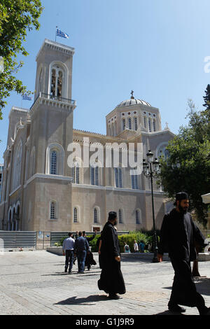 Athen, Griechenland. 16. Mai 2016. Nach mehr als 35 Jahren der Verzögerungen und Bürokratie wurde die restaurierte Athen Metropolitankathedrale der Öffentlichkeit vorgestellt. Die Gerüste und planen auf sein Äußeres, die seit Jahrzehnten fast ein bezeichnendes Merkmal der bedeutendsten Kirche der Hauptstadt geworden war, wurden schließlich entfernt. Die Kathedrale, befindet sich an der zentralen Ermou Street, erlitt sogar größere Schäden in ein großes Beben 1999 aber Reparaturen fing nicht bis mehr als ein Jahrzehnt später, im Jahr 2010. © Aristidis Vafeiadakis/ZUMA Draht/Alamy Live-Nachrichten Stockfoto