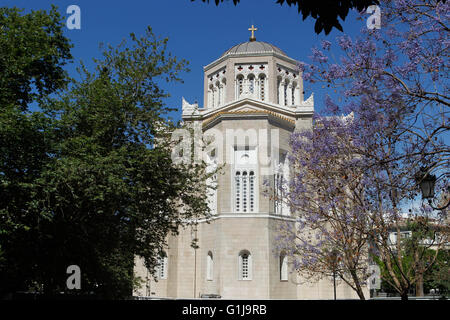 Athen, Griechenland. 16. Mai 2016. Nach mehr als 35 Jahren der Verzögerungen und Bürokratie wurde die restaurierte Athen Metropolitankathedrale der Öffentlichkeit vorgestellt. Die Gerüste und planen auf sein Äußeres, die seit Jahrzehnten fast ein bezeichnendes Merkmal der bedeutendsten Kirche der Hauptstadt geworden war, wurden schließlich entfernt. Die Kathedrale, befindet sich an der zentralen Ermou Street, erlitt sogar größere Schäden in ein großes Beben 1999 aber Reparaturen fing nicht bis mehr als ein Jahrzehnt später, im Jahr 2010. © Aristidis Vafeiadakis/ZUMA Draht/Alamy Live-Nachrichten Stockfoto