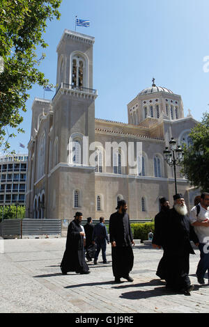 Athen, Griechenland. 16. Mai 2016. Nach mehr als 35 Jahren der Verzögerungen und Bürokratie wurde die restaurierte Athen Metropolitankathedrale der Öffentlichkeit vorgestellt. Die Gerüste und planen auf sein Äußeres, die seit Jahrzehnten fast ein bezeichnendes Merkmal der bedeutendsten Kirche der Hauptstadt geworden war, wurden schließlich entfernt. Die Kathedrale, befindet sich an der zentralen Ermou Street, erlitt sogar größere Schäden in ein großes Beben 1999 aber Reparaturen fing nicht bis mehr als ein Jahrzehnt später, im Jahr 2010. © Aristidis Vafeiadakis/ZUMA Draht/Alamy Live-Nachrichten Stockfoto