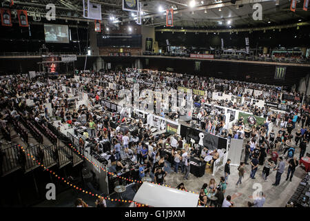 Athen. 15. Mai 2016. Foto aufgenommen am 15. Mai 2016 zeigen die allgemeine Ansicht von der Tattoo Convention Hall in Athen, Griechenland. Mehr als 20.000 Tinte Enthusiasten gesammelt auf der 10. internationalen Athen Tattoo Convention statt hier während des Wochenendes, Tattoo-Künstler zeigen ihre Talente und Gremien in Kunstwerke verwandeln zu bewundern. © Lefteris Partsalis/Xinhua/Alamy Live-Nachrichten Stockfoto