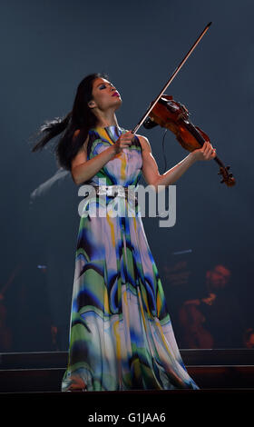 Brünn, Rondo Arena. 13. Mai 2016. Konzert der britischen Geigerin Vanessa Mae, begleitet von Bohemian Symphony Orchestra Prag in Tschechien Brünn, Rondo Arena, 13. Mai 2016. © Vaclav Salek/CTK Foto/Alamy Live-Nachrichten Stockfoto