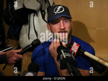 Pittsburgh, Florida, USA. 16. Mai 2016. DIRK SHADD | Zeiten. Tampa Bay Lightning Zentrum Steven Stamkos (91) mit Reportern in seinem Stall in der Umkleidekabine nach dem Morgen Skate auf Konsole Energy Center in Pittsburgh Montagmorgen spricht (16.05.16) © Dirk Shadd/Tampa Bay Times / ZUMA Draht/Alamy Live News Stockfoto