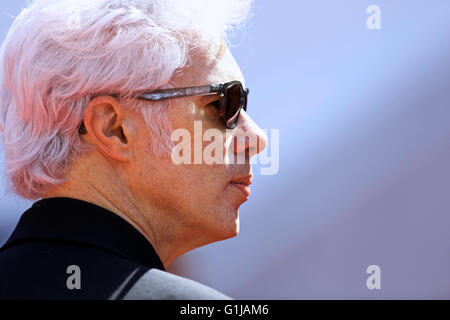 Cannes, Frankreich. 16. Mai 2016. Regisseur Jim Jarmusch posiert auf roten Teppich während der Ankunft für die Vorführung des Films "Paterson" im Wettbewerb bei der 69. Filmfestspielen in Cannes, Frankreich, 16. Mai 2016. © Jin Yu/Xinhua/Alamy Live-Nachrichten Stockfoto