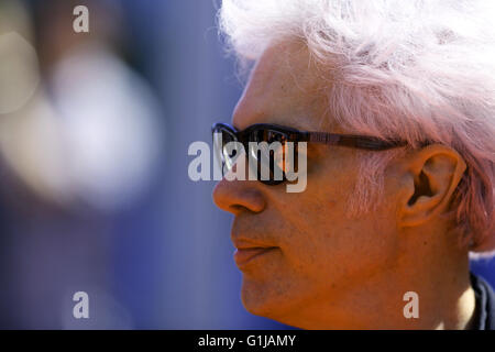 Cannes, Frankreich. 16. Mai 2016. Regisseur Jim Jarmusch posiert auf roten Teppich während der Ankunft für die Vorführung des Films "Paterson" im Wettbewerb bei der 69. Filmfestspielen in Cannes, Frankreich, 16. Mai 2016. © Jin Yu/Xinhua/Alamy Live-Nachrichten Stockfoto