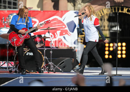 Leipzig, Deutschland. 16. Mai 2016. Anna Loos (r), Sänger der Band Silly, trägt ein Hemd der Fußballverein FC Union Berlin, während Gitarrist Uwe Hassbecker eine Trikot der Fußball trägt club Hansa Rostock während der Party für den Aufstieg der Fußballverein RB Leipzig in die erste Bundesliga auf dem Marktplatz in Leipzig, Deutschland, 16. Mai 2016. Die Band tragen t-Shirts und Trikots der anderen östlichen deutschen Fußballvereine durchgeführt und wurden von den RB Leipzig Fans ausgebuht. Foto: JAN WOITAS/Dpa/Alamy Live News Stockfoto