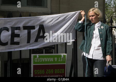 London, UK. 16. Mai 2016. Aktivisten protestieren gegen Kanada/EU und FH/EU-Handel befasst sich im geheimen in Mittel- und Drop ein Banner an der Westminster bridge in London verhandelt wird. Bildnachweis: Siehe Li/Alamy Live News Stockfoto