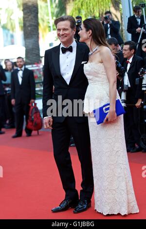 (160516)--CANNES, 16. Mai 2016 (Xinhua)--Schauspieler Colin Firth(L) und seine Frau Livia Giuggioli Pose auf dem roten Teppich eintreffen für die Vorführung von Filmen "Loving" im Wettbewerb bei der 69. Filmfestspielen in Cannes, Frankreich, 16. Mai 2016. (Xinhua/Jin Yu) Stockfoto