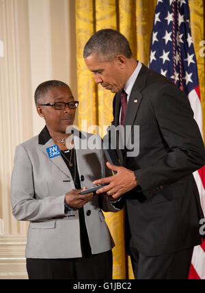 Washington, DC, USA. 16. Mai 2016. Präsident Obama präsentiert The Medal of Valor Constance Wilson, die Großmutter des gefallenen Philadelphia Police Officer, Robert Wilson III getötet wurde bei einen Raubüberfall vereiteln. Die Medal of Valor wird durch den Präsidenten der Vereinigten Staaten öffentliche Sicherheit Offiziere vom Attorney General zitiert verliehen. Öffentliche Sicherheit Offiziere durch die Häuptlinge oder Direktoren der ihres Arbeitgebers Agenturen nominiert und von Medal of Valor Review Board empfohlen. Der Generalstaatsanwalt hat der US-Kredit bezeichnet: Patsy Lynch/Alamy Live News Stockfoto