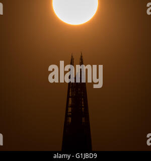 London, UK. 16. Mai 2016. Abendsonne über The Shard Gebäude im zentralen London Credit: Guy Corbishley/Alamy Live News Stockfoto