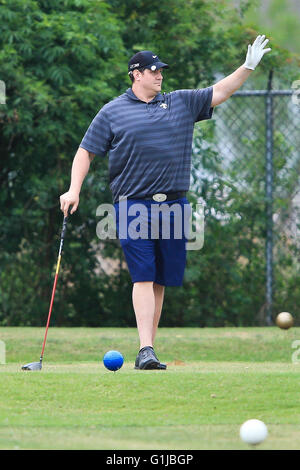 16. Mai 2016: New Orleans Saints Tackle Zach Strief Wellen an die Fans in Anwesenheit während der Heiligen Hall der Ruhm-Golfturnier im Chateau Golfclub in Kenner LA Stockfoto