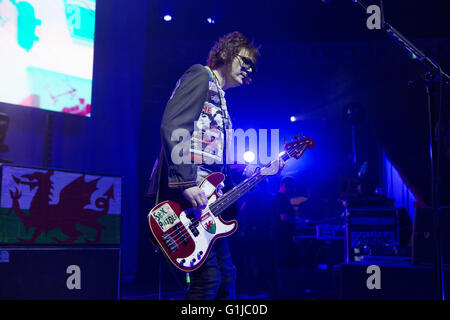 Royal Albert Hall, Kensington, London, UK, 16. Mai 2016, Manic Street Preachers in der Royal Albert Hall, London, Nicky Wire von Manic Street Preachers, Manic Street Preachers auf ihrer "Everything Must Go"-Tour, London. Bildnachweis: Richard Soans/Alamy Live-Nachrichten Stockfoto