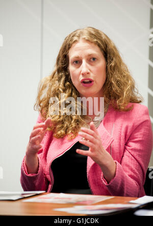 London, UK. 16. Mai 2016. Claire McCarthy General Secretary fuer die kooperative Partei befasst sich mit die SME4Labour Politik Roundtable-Veranstaltung bei der Labour Partei HQ Credit: Prixpics/Alamy Live News Stockfoto