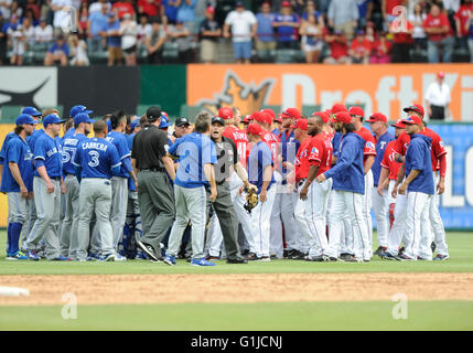 15. Mai 2016: Toronto Blue Jays Manager John Gibbons #5 ist von Schiedsrichter Dan Iassogna #58 zurückgehalten, während ein MLB-Spiel zwischen der Toronto Blue Jays und die Texas Rangers im Globe Life Park in Arlington, TX Texas besiegt Toronto 7-6 Albert Pena/CSM Stockfoto
