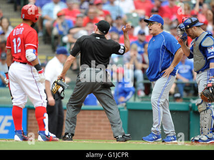 15. Mai 2016: Toronto Blue Jays Manager John Gibbons #5 ist aus dem Spiel vom Schiedsrichter Dan Iassogna #58 während eines MLB-Spiels zwischen der Toronto Blue Jays ausgeworfen und die Texas Rangers im Globe Life Park in Arlington, TX Texas besiegt Toronto 7-6 Albert Pena/CSM Stockfoto