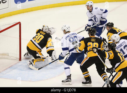 Pittsburgh, Florida, USA. 16. Mai 2016. DIRK SHADD | Zeiten. Tampa Bay Lightning Verteidiger Anton Stralman (6) schießt und punktet gegen Pittsburgh Penguins Torwart Matt Murray (30) während der ersten Periode Aktion in Spiel zwei der Eastern Conference Finals auf der Konsole Energy Center in Pittsburgh Montag Abend (16.05.16) © Dirk Shadd/Tampa Bay Times / ZUMA Draht/Alamy Live News Stockfoto