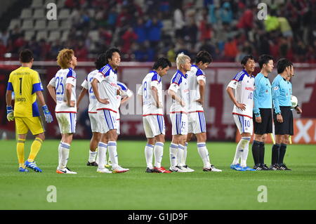 Ibaraki, Japan. 14. Mai 2016. Yokohama F Marinos Team Gruppe Fußball: Yokohama F Marinos Spieler kümmern sich niedergeschlagen 2016 J1 Liga 1. Etappe match zwischen Kashima Antlers 1-0 Yokohama F Marinos Kashima Soccer Stadium in Ibaraki, Japan. © AFLO/Alamy Live-Nachrichten Stockfoto