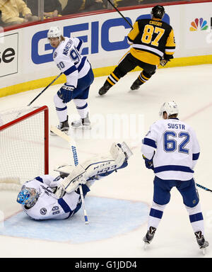 Pittsburgh, Florida, USA. 16. Mai 2016. DIRK SHADD | Zeiten. Tampa Bay Lightning Goalie Andrei Vasilevskiy (88) rollt auf den Boden, als er einer sichere gegen die Pittsburgh Penguins während der zweiten Periode Aktion im Spiel zwei von der Eastern Conference Finals auf der Konsole Energy Center in Pittsburgh Montag Abend macht (16.05.16) © Dirk Shadd/Tampa Bay Times / ZUMA Draht/Alamy Live News Stockfoto