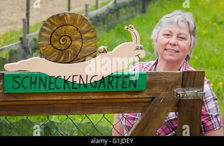 Münsingen, Gemrany. 10. Mai 2016. Schnecke Züchter Rita Goller züchtet Weinrebe Schnecken auf ihrem Gartengrundstück in Münsingen, Gemrany, 10. Mai 2016. Goller hält über 40.000 Tiere in ihrer Garde. Foto: CHRISTOPH SCHMIDT/Dpa/Alamy Live News Stockfoto