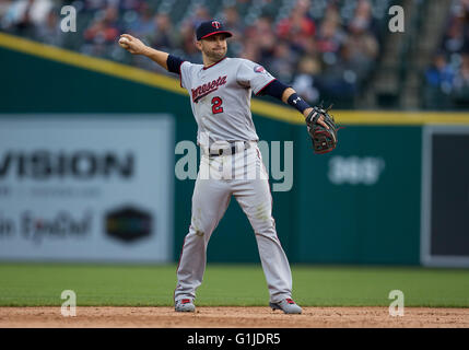 Detroit, Michigan, USA. 16. Mai 2016. Minnesota Twins zweiter Basisspieler Brian Dozier (2) während der MLB Spielaktion zwischen den Minnesota Twins und die Detroit Tigers im Comerica Park in Detroit, Michigan. Die Tiger besiegte die Zwillinge 10-8. John Mersits/CSM/Alamy Live-Nachrichten Stockfoto