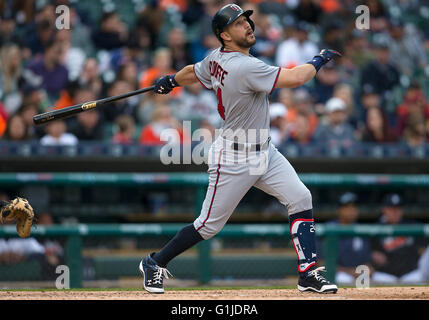 Detroit, Michigan, USA. 16. Mai 2016. Minnesota Twins Infielder Trevor Plouffe (24) an bat bei MLB Spielaktion zwischen den Minnesota Twins und die Detroit Tigers im Comerica Park in Detroit, Michigan. Die Tiger besiegte die Zwillinge 10-8. John Mersits/CSM/Alamy Live-Nachrichten Stockfoto