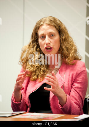 London, UK. 16. Mai 2016. Claire McCarthy General Secretary fuer die kooperative Partei befasst sich mit die SME4Labour Politik Roundtable-Veranstaltung bei der Labour Partei HQ Credit: Prixpics/Alamy Live News Stockfoto