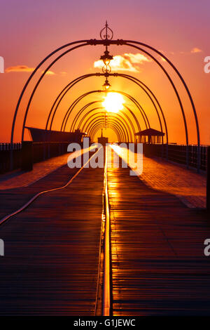 Southport, Merseyside, UK. 16. Mai 2016. Einen wunderschönen Sonnenuntergang über dem Denkmalgeschützten Southport Pier, der ältesten eisernen Pier in dem Land, das seit über 150 Jahren bewährt hat. Ein Spaziergang bis zum Ende der Southport Pier wird Ihnen Blick auf die North West. Credit: cernan Elias/Alamy leben Nachrichten Stockfoto