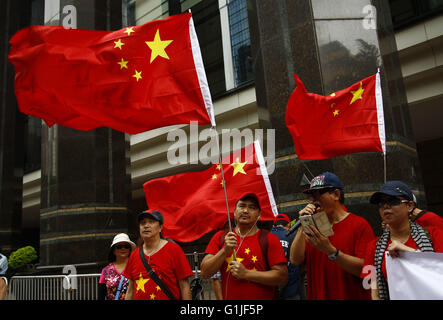 17. Mai 2016 - eine Gruppe von Profi-Beijing Unterstützer demonstrieren in der Nähe von Schutzoase Centre, ein Veranstaltungsort für Gürtel und Road-Gipfel mit dem Ausdruck ihrer willkommen für Ihren Besuch Zhang Dejiang, Vorsitzender des ständigen Ausschusses des nationalen Peopleâ€™ s Kongress. 17. Mai 2016. Hong Kong. Liau Chung Ren/ZUMA (Kredit-Bild: © Liau Chung Ren über ZUMA Draht) Stockfoto