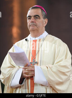 Mainz, Deutschland. 16. Mai 2016. Apostolischer Nuntius Erzbischof Nikola Eterovic, Botschafter des Heiligen Stuhls in Deutschland, nimmt Teil an der feierlichen Messe markieren den 80. Geburtstag von Kardinal Lehmann am Dom in Mainz, Deutschland, 16. Mai 2016. Foto: ARNE DEDERT/Dpa/Alamy Live-Nachrichten Stockfoto