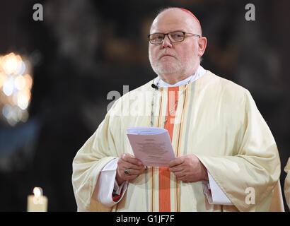 Vorsitzender der Deutschen Bischofskonferenz und Erzbischof von München und Freising, Kardinal Reinhard Marx nimmt Teil an der feierlichen Messe markieren den 80. Geburtstag von Kardinal Lehmann am Dom in Mainz, Deutschland, 16. Mai 2016. Foto: ARNE DEDERT/dpa Stockfoto