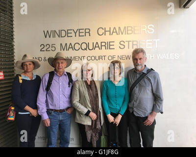 Sydney, Australien. 17. Mai 2016. Bauern aus westlichen Plains Gemeinschaften außerhalb NSW Land und Umwelt Gericht gegen Santos Kohlenflöz Gas warten. Bildnachweis: Bernadette Smith/Alamy Live-Nachrichten Stockfoto