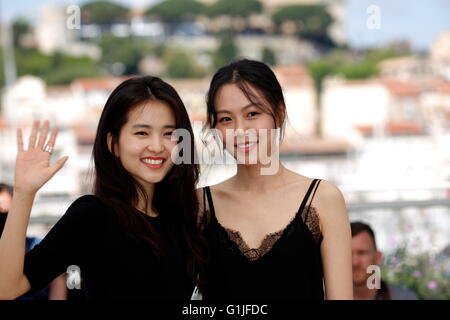 Cannes, Frankreich. 16. Mai 2016. Schauspielerin Kim Tae-Ri (l) und Kim Min-Hee teilnehmen die Photocall "Die Magd (Mademoiselle)" während der 69. Annual Cannes Film Festival im Palais des Festivals in Cannes, Frankreich, am 14. Mai 2016. Bildnachweis: Dpa picture Alliance/Alamy Live News Stockfoto