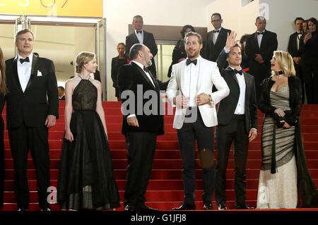 Shane Black, Angourie Rice, Joel Silver, Ryan Gosling, Matt Bomer und Karyn Fields Teilnahme an der "The Nice Guys" premiere während der 69. Filmfestspiele von Cannes am Palais des Festivals in Cannes am 15. Mai 2016 | Nutzung weltweit/Picture alliance Stockfoto