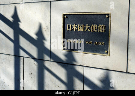 Berlin Tiergarten, Deutschland. 13. Februar 2016. Japanische Zeichen und die deutsche Übersetzung der japanischen Botschaft in der Hiroshimastrasse in Berlin Tiergarten, Deutschland, 13. Februar 2016. Foto: S. Steinach - NO-Draht-SERVICE-/ Dpa/Alamy Live News Stockfoto