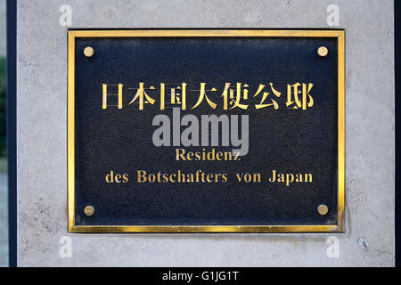 Berlin Tiergarten, Deutschland. 13. Februar 2016. Japanische Zeichen und die deutsche Übersetzung sagen "Residenz des Botschafters von Japan" in der japanischen Botschaft in der Hiroshimastrasse in Berlin Tiergarten, Deutschland, 13. Februar 2016. Foto: S. Steinach - NO-Draht-SERVICE-/ Dpa/Alamy Live News Stockfoto