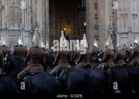 London, UK. 17. Mai 2016. Am frühen Morgen Vorbereitungen für Morgen-Zustand-Öffnung des Parlaments Credit: Londonphotos/Alamy Live News Stockfoto