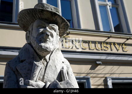 Berlin Mitte, Deutschland. 16. März 2016. Die Heinrich Zille Denkmal in der Poststraße im Nikolaiviertel (Nikolaiviertel) in Berlin Mitte, Deutschland, 16. März 2016. Die kalksteinstatue des Bildhauers Thorsten Stegmann für Künstler Heinrich Rudolf Zille hatte im Jahr 2008 vor dem Geschäft "Exklusive bestimmen" (lit.) eingerichtet Exklusive Uhren). Foto: S. Steinach - NO-Draht-SERVICE-/ Dpa/Alamy Live News Stockfoto