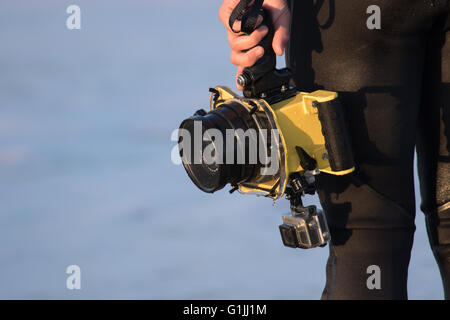 Wasser-Sport-Fotograf mit einer Kamera in einem wasserdichten Gehäuse Stockfoto